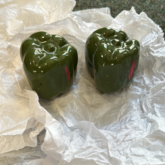 Hand Painted Vintage Ceramic "green Pepper" Salt & Pepper Shakers - Picture 3 of 6